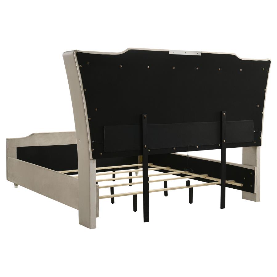 Lorient 4-piece Eastern King Bedroom Set Ivory and Camel